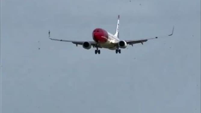 アシュリー暴風雨の最中にダブリン空港への着陸準備をするノルウェーの飛行機