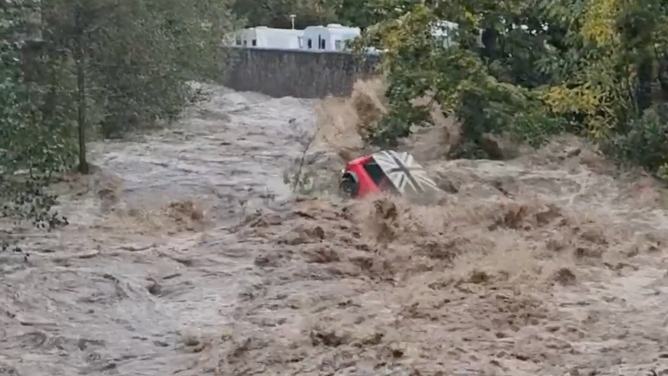 The Mini Cooper in the flood.