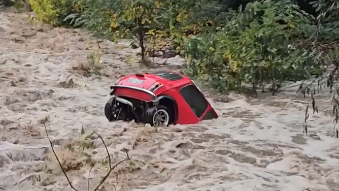 The Mini Cooper in the flood.