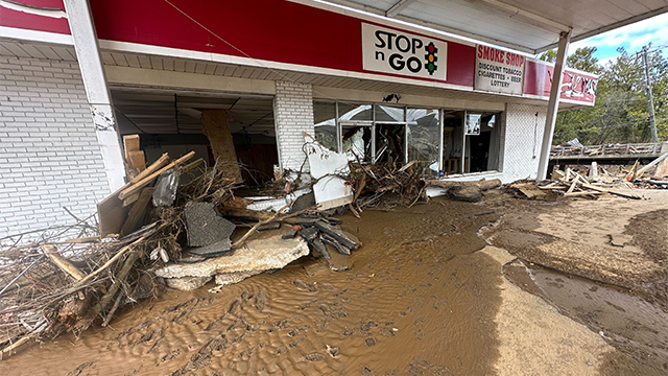 この写真は、ハリケーン ヘレンがこの地域を壊滅させた後、ノースカロライナ州スワンナノアに残された壊滅的な破壊の一部を捉えたものです。 2024年10月1日火曜日の時点で、ノースカロライナ州を含む6州で130人以上の死亡が確認されている。