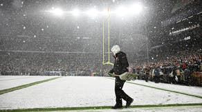 Steelers-Browns: Snow falls during cold, rainy night in Cleveland