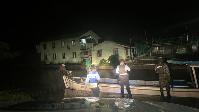 Police officers in Islas de la Bahía are carrying out constant monitoring in the areas affected by the rain.