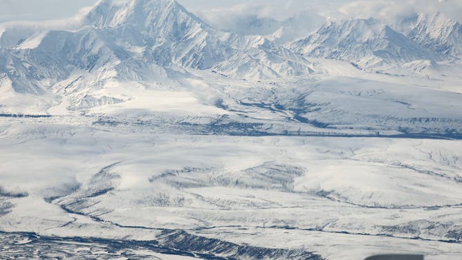 飛行中、アラスカ州 - 5月2日: 融雪期のアラスカ内陸部の雪のアルベド（反射率）の変化を研究するNASAのSnowExキャンペーン航空機からのアラスカ山脈（上）の眺め（2023年5月2日、飛行中）。アラスカ上空。コロラド大学ボルダー大学によると、季節的な雪解け水は世界中の10億人以上の人々にとって重要な水の供給源であり、北米西部の主要な水源となっている。 NASAの複数年にわたる航空・野外キャンペーンは、最終年となる2023年にアラスカの北方林とツンドラに焦点を当てている。このキャンペーンでは、NASA が気候変動の中で世界中の雪塊に含まれる水の量を監視する将来の衛星ミッションに備えて、リモート センシング技術をテストしています。