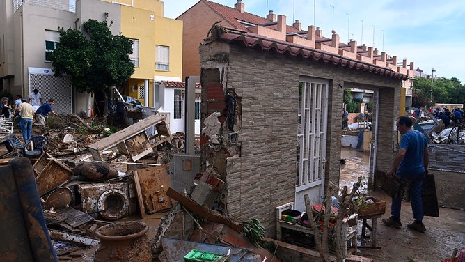 2024 年 11 月 1 日に撮影されたこの写真は、スペイン東部バレンシア地方のマサナッサの町の住宅地における洪水の壊滅的な影響を示しています。