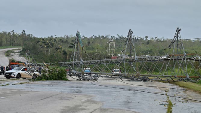 The high-voltage electrical tower that collapsed during the passage of Hurricane Rafael on November 7, 2024, closed the road connecting Artemisa to Havana. 