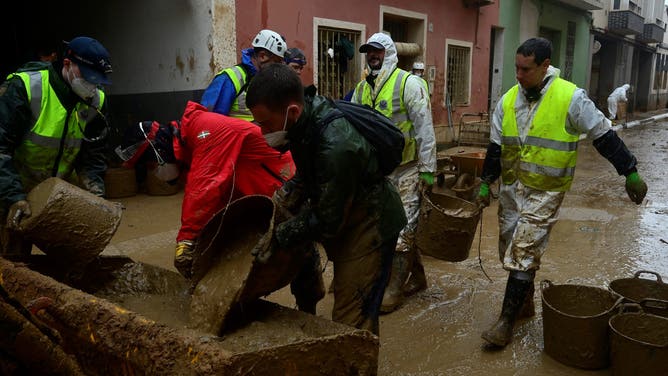 2024年11月13日、スペイン東部バレンシア南部のパイポールで、致命的な洪水が発生した後、下水道から泥を避難させる警察と消防団。スペインでは、一世代で最悪の洪水で２００人以上が死亡した２週間後の１１月１３日に豪雨が発生し、学校を閉鎖し住民を避難させた。