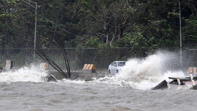 Strong winds from Tropical Storm Sara cause large waves in the municipality of Puerto Cortes, 240 km north of Tegucigalpa, on November 15, 2024.