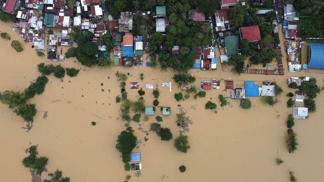 2024年11月18日、超大型台風マグニーによる継続的な大雨により、イサベラ州イラガンの村で浸水した家々を示す航空写真。 １１月１８日、フィリピンを襲ったこの１か月で６度目となる大型ハリケーンの後、フィリピン人は倒木を撤去し、被害を受けた家屋を修復した。