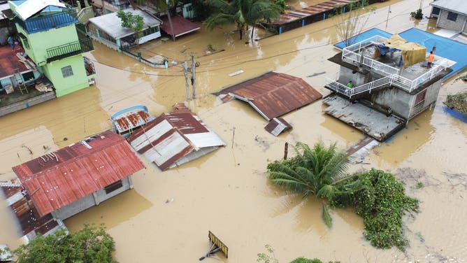 トップショット - 航空写真: 2024 年 11 月 18 日、超大型台風マグニーによる継続的な大雨により、イサベラ州イラガンの村で家屋が浸水した。