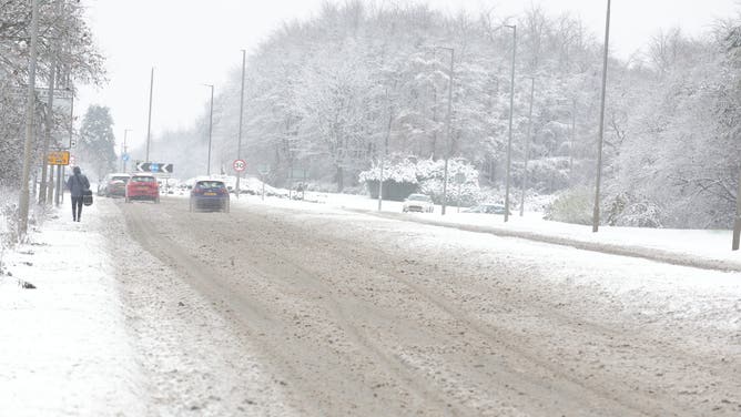 スコットランド、ノース・ラナークシャー、キャッスルキャリー付近の風景。ストーム・バートが強風、大雨、雪、氷で国を襲っている。黄色の警告が発効し、その結果、 "生命と財産に対する潜在的なリスク"。撮影日：2024年11月23日（土）