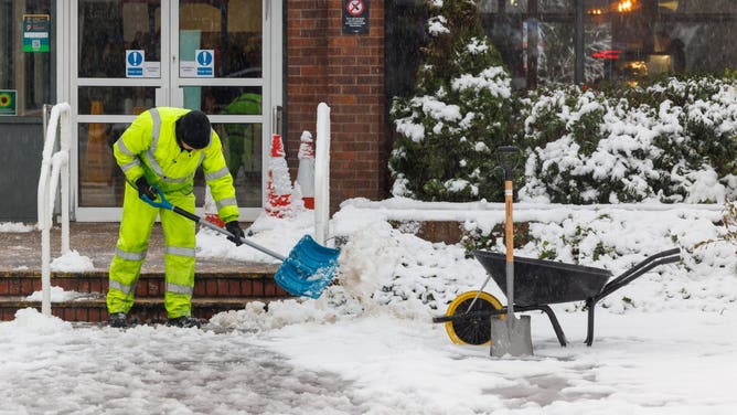 スターリング近くの M9 で除雪をする男性。ストーム・バートが強風、大雨、雪、氷で国を襲っている。黄色の警告が発効し、その結果、 "生命と財産に対する潜在的なリスク"。撮影日：2024年11月23日（土）