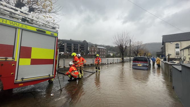 洪水の後、ウェールズ州ポンティプリッドのタフ川近くの道路から水を汲み上げる消防士。ストーム・バートが国を荒らし続けているため、別の気象警報が発令され、英国全土で200以上の洪水警報が出ている。撮影日：2024年11月24日（日）