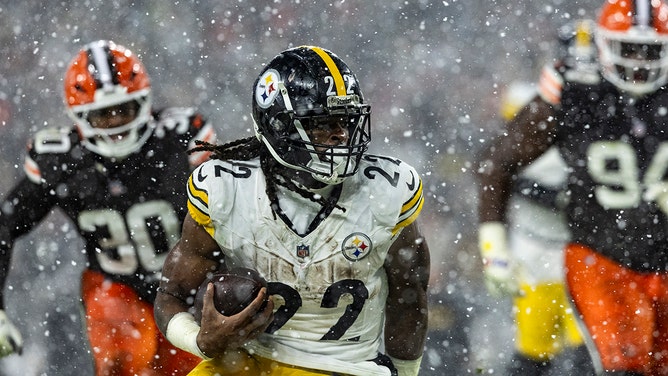 Najee Harris #22 of the Pittsburgh Steelers runs the ball during the second half of the game against the Cleveland Browns at Huntington Bank Field on November 21, 2024 in Cleveland, Ohio.