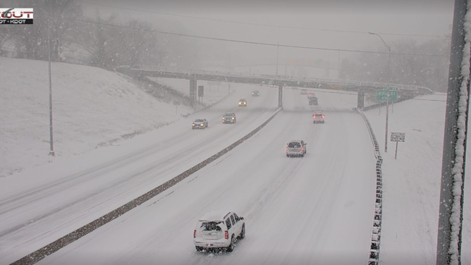 カンザスシティ都市圏の州間高速道路 70 号線に雪が降る