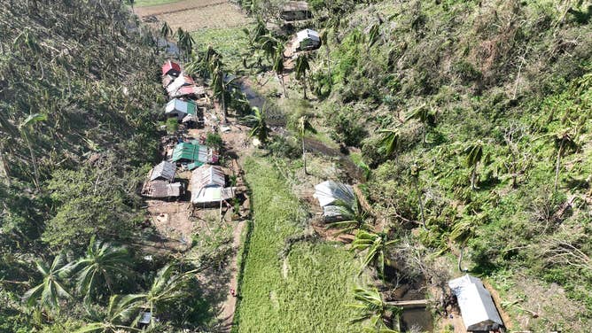 月曜朝、カタンドゥアネス州パンガニバンで台風マグニーが引き起こした被害の航空写真。