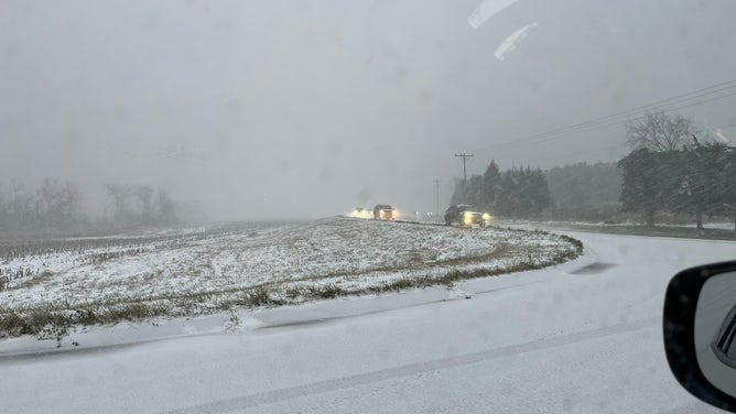 2024年11月21日木曜日、ミルウォーキーの国立気象局事務所付近で降雪。