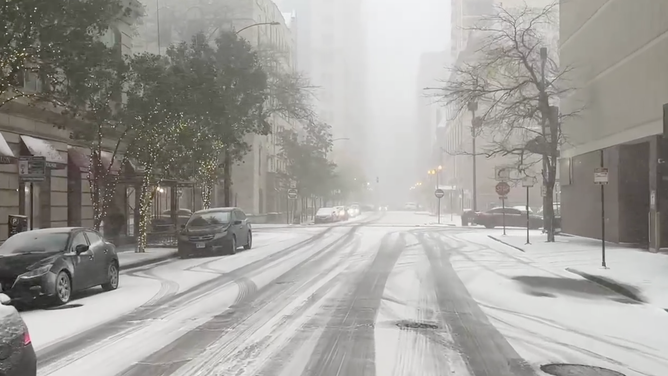 2024 年 11 月 21 日、感謝祭の週の冬の嵐のシカゴに降った雪。 (画像: Robert Ray/FOX Weather)