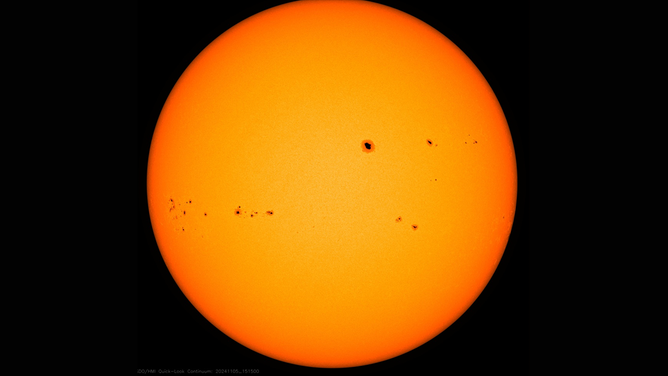 NASA の SDO 衛星によって 2024 年 11 月 5 日に太陽で観察された活動的な黒点領域。