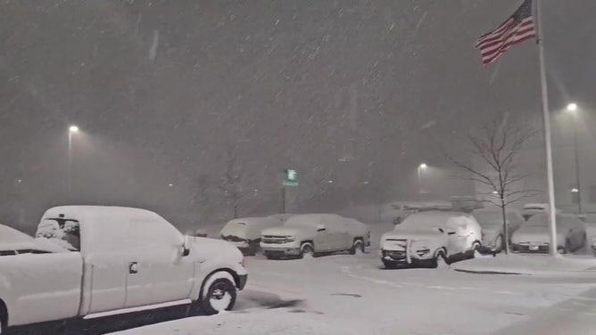 Heavy snow falls in Erie, Penn.