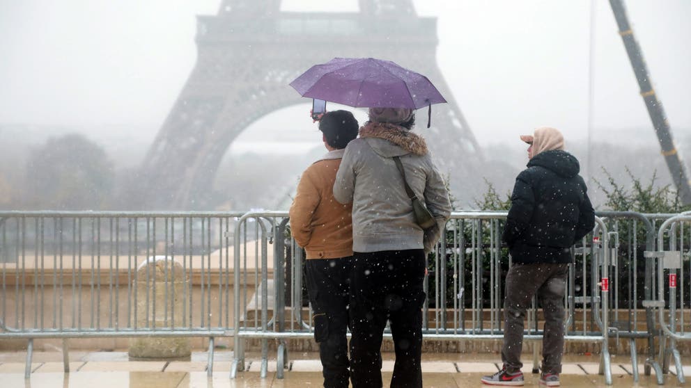 Parisians got their first real taste of winter on Thursday, November 21, as the first snow fell over the French capital. (Video: @angeelikakoit via Storyful)