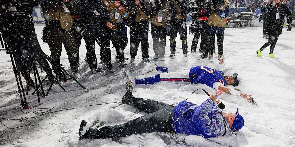 See it: Buffalo Bills lash San Francisco 49ers in epic snow game after 2 feet buried Highmark Stadium