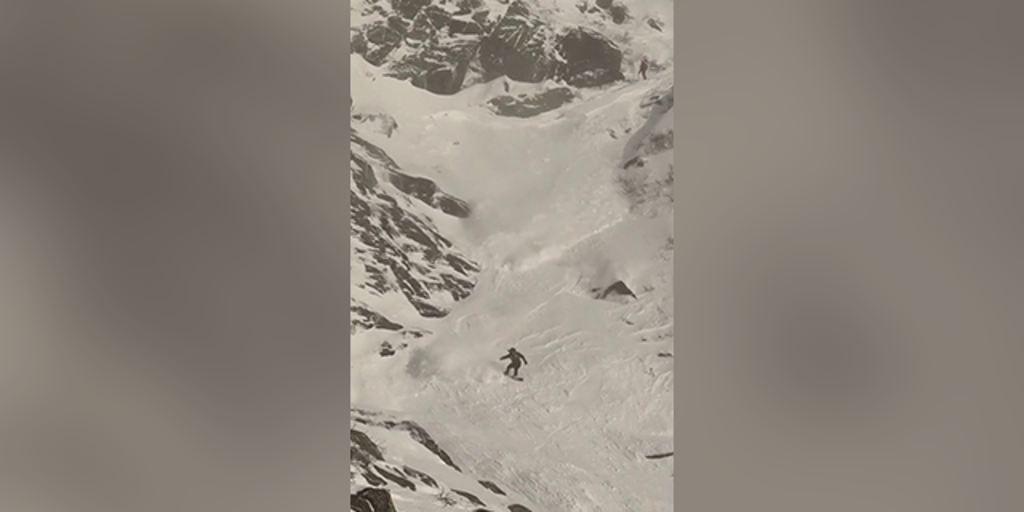 Video shows New Hampshire snowboarder trigger, escape avalanche on Mount Washington