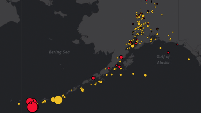 アスカ地震センターが編集したこの地図には、2024年12月4日から8日までの間に記録された地震が示されており、12月8日にアダック島の南西で起きた群発地震が赤で強調表示されている。