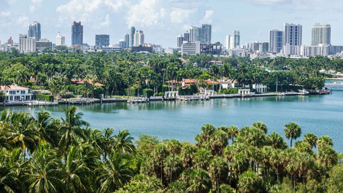 Miami Beach, Florida, Biscayne Bay, Miami downtown city skyline