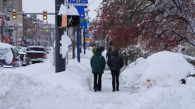 米国ペンシルバニア州エリー – 12月2日: 容赦のない雪の影響が五大湖を覆い、米国ニューヨーク州とペンシルバニア州の日常生活に混乱をもたらしている、2024年12月2日。 (写真提供: Lokman Vural Elibol/Anadolu、Getty Images)