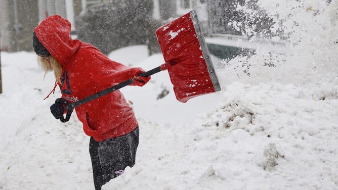 2024年12月12日、ペンシルベニア州エリーのイースト8番街にある自宅の前で除雪するサラ・ベルジアックさん（41歳）。