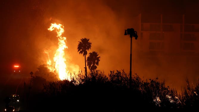 カリフォルニア州マリブ - 12月10日: 2024年12月10日、カリフォルニア州マリブで建物の外で火災が起こるフランクリン火災。山火事はペパーダイン大学近くの1,800エーカーを焼き尽くし、強風のため海岸沿いで避難を促し、一部の建物が破壊された。 (写真提供：マリオタマ/ゲッティイメージズ)