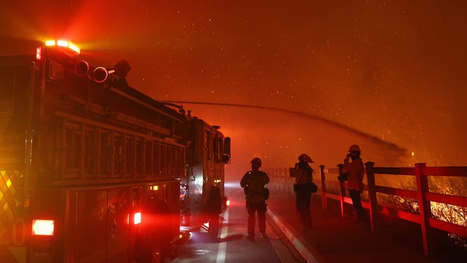 カリフォルニア州マリブ – 12月10日: 2024年12月10日、カリフォルニア州マリブで発生したフランクリン火災の際に放水する消防士。山火事はペパーダイン大学近くの1,800エーカーを焼き尽くし、強風のため海岸沿いで避難を促し、一部の建物が破壊された。 (写真提供：マリオタマ/ゲッティイメージズ)