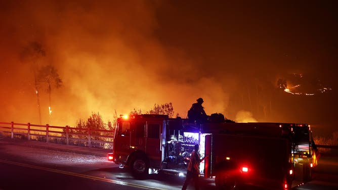 カリフォルニア州マリブ – 12月10日: 2024年12月10日にカリフォルニア州マリブで発生したフランクリン火災の際に活動する消防士たち。山火事はペパーダイン大学近くの1,800エーカーを焼き尽くし、強風のため海岸沿いで避難を促し、一部の建物が破壊された。 (写真提供：マリオタマ/ゲッティイメージズ)