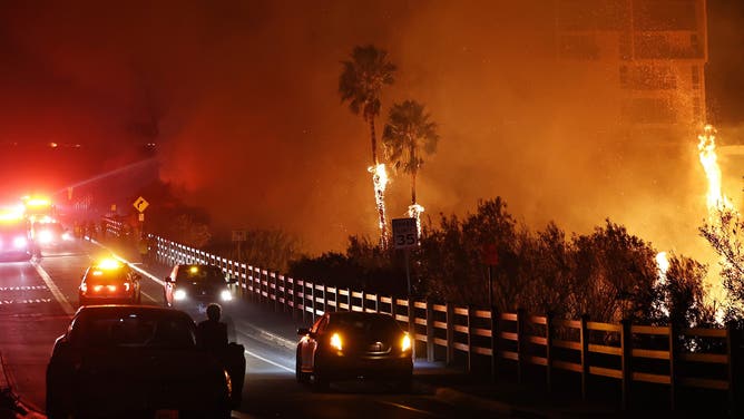 カリフォルニア州マリブ - 12月10日: 2024年12月10日、カリフォルニア州マリブで建物の外でフランクリン火災が発生し、消防士らが活動する。山火事はペパーダイン大学近くの1,800エーカーを焼き尽くし、強風のため海岸沿いで避難を促し、一部の建物が破壊された。 (写真提供：マリオタマ/ゲッティイメージズ)