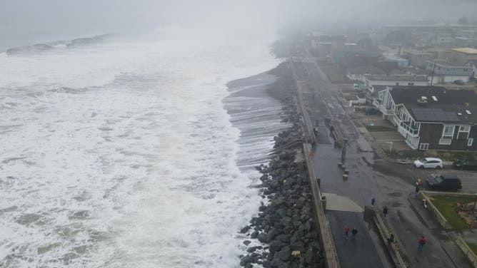 2024年12月22日、米国カリフォルニア州パシフィカ市営桟橋での太平洋の大波の眺め。