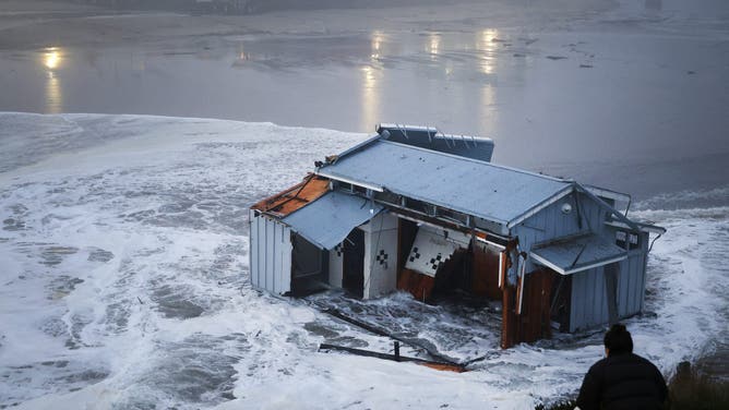 2024年12月23日、カリフォルニア州サンタクルーズのサンタクルーズ桟橋で、崩壊した桟橋を見る人々。