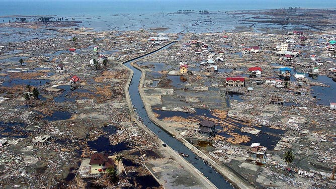 2004年12月26日に22万8,429人の死者・行方不明者を出した海底地震により、大規模な津波がこの地域を襲ってから2週間後の2005年1月5日、バンダ・アチェ沿岸地域の航空写真。 2005年3月28日にインドネシアのスマトラ島沖で発生したマグニチュード8.2の地震を受け、スリランカ当局は沿岸部への避難を呼び掛ける津波警報を発令した。