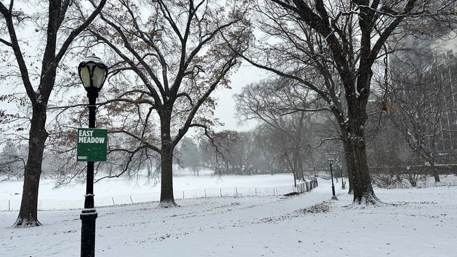 Winter Weather Brings Snow To I-95 Corridor For Christmas Eve 