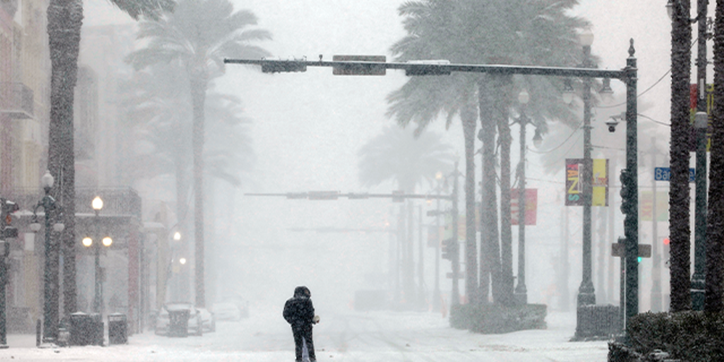 Rare snow could make winter weather history in Florida, Georgia this weekend as crews begin to prepare