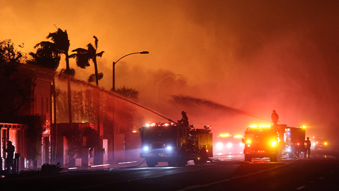 2025年1月9日、米国カリフォルニア州ロサンゼルスで炎が燃え上がるパリセーズ火災との消火活動が続く消防士たち。 (写真提供：CAL FIRE 公式 Flickr アカウント/配布資料/Anadolu、Getty Images より)