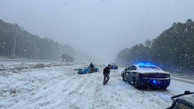 フロリダ州の雪に覆われた州間高速道路10号線で衝突事故。