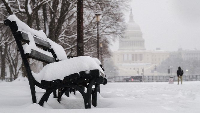 この写真は、2025 年 1 月 6 日月曜日、冬の嵐の最中、ワシントン D.C. の連邦議会議事堂の外のベンチに積もった雪を示しています。