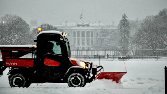 この写真は、2025年1月6日月曜日、冬の嵐の最中、ワシントンD.C.のホワイトハウス前の除雪車を示しています。