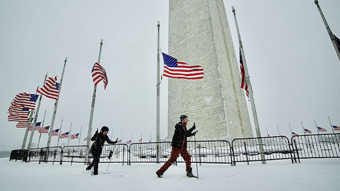 この写真は、2025年1月6日月曜日、冬の嵐の中、ワシントンD.C.のワシントン記念塔の前にいるスキーヤーを示しています。