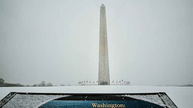 この画像は、2025 年 1 月 6 日月曜日、冬の嵐の最中に、ワシントン D.C. にある雪に覆われたワシントン記念塔を示しています。