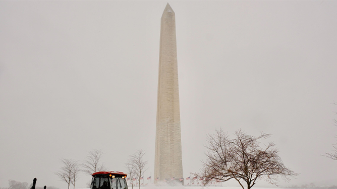 この画像は、2025 年 1 月 6 日月曜日、冬の嵐の最中に、ワシントン D.C. にある雪に覆われたワシントン記念塔を示しています。