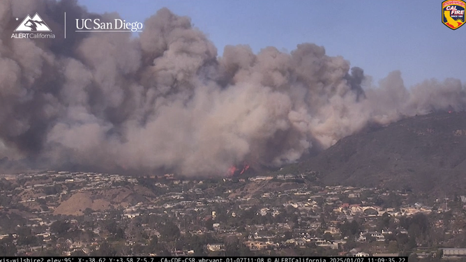 南カリフォルニアで山火事が燃える