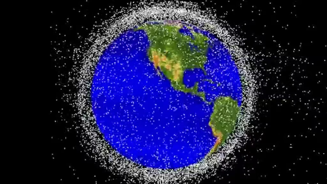 ファイル。このグラフィックは、NASA によって追跡されている地球低軌道上の物体のコンピューター生成画像です。軌道上のデブリ ポイントは、可視性を最適化するためにグラフィックのサイズに合わせて拡大縮小されており、地球の大きさに合わせて拡大縮小されていません。