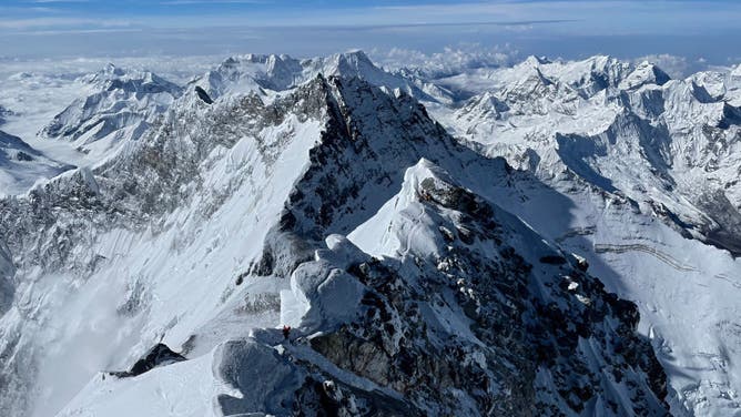 2021年5月31日に撮影されたこの写真は、ネパールのエベレスト山頂（8848.86メートル）から見たヒムラヤ山脈を示している。