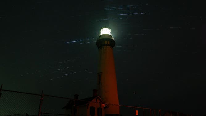 2024年1月4日、米国カリフォルニア州ペスカデロのピジョンポイント灯台ステーションでのしぶんぎ座流星群の星頂の眺め。